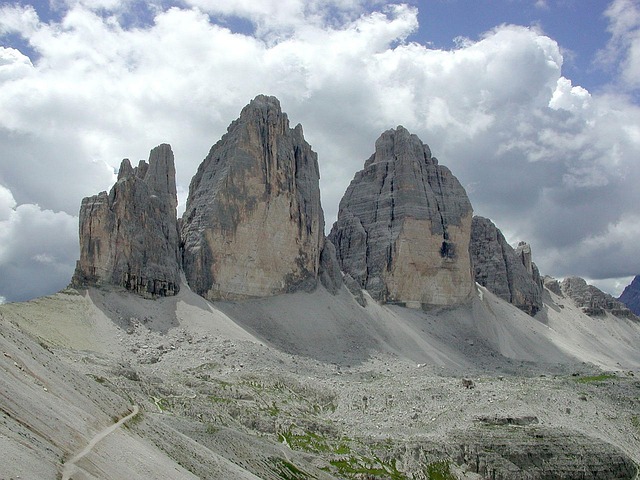 three peaks, mountains, lime rock, nature, alps, trail, path, drei zinnen hut, rubble, rubble field, hiking trail, sexten dolomites, belluno, south-tirol, three peaks of lavaredo hut, rock, north walls, big pinnacle, western zinne, small gargoyle, distinctive, rock towers, summit points, solid, punta di frida, preuß tower, smallest pinnacle, dolomites, eastern alps, veneto, italy, main dolomite, limestone